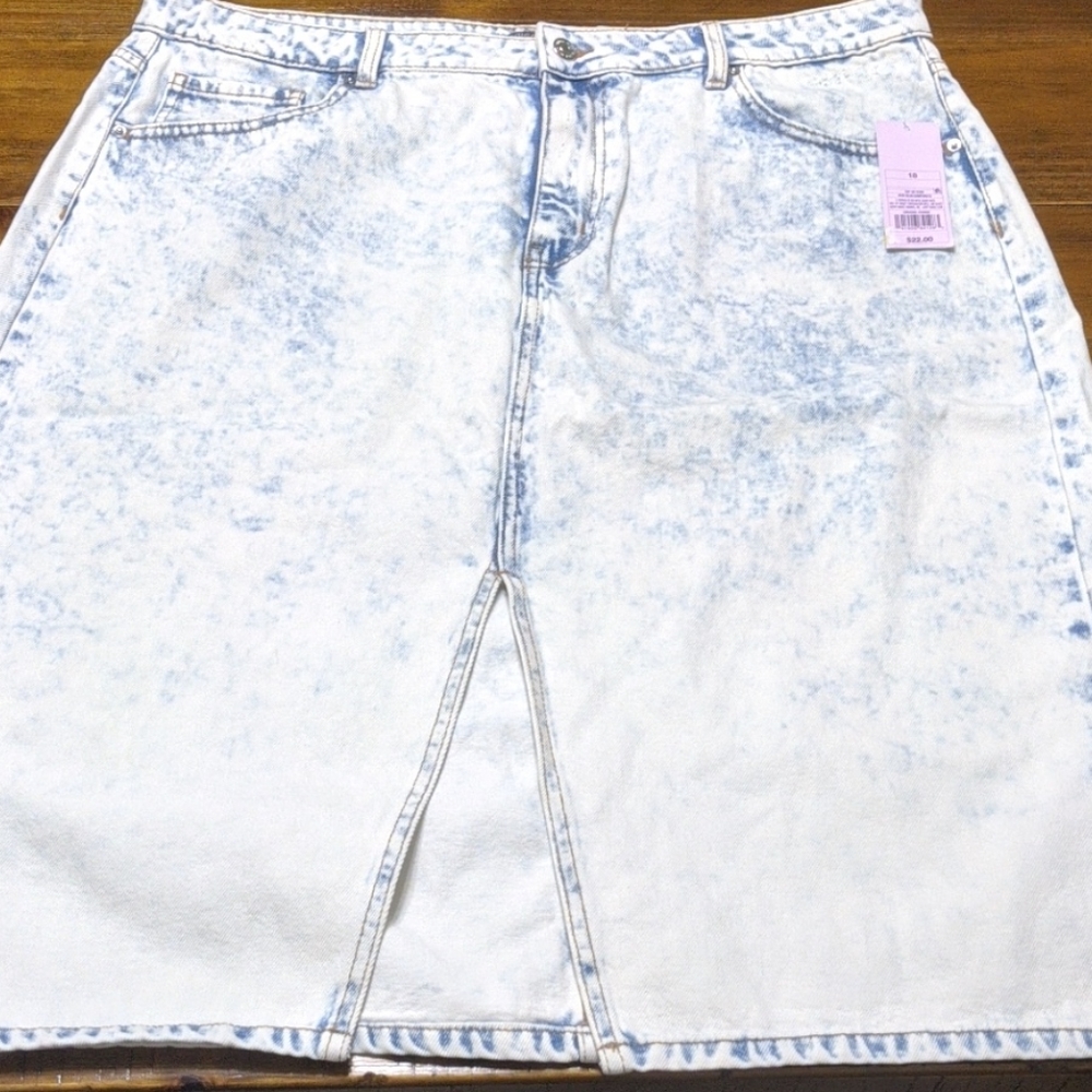 Women's light wash midi denim skirt